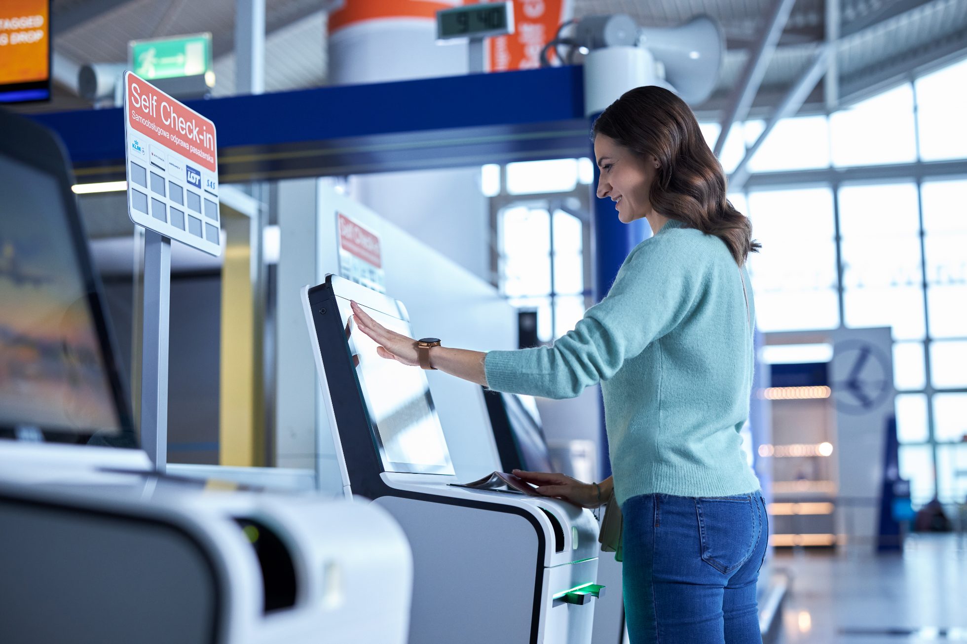 Kobieta przy self check-in